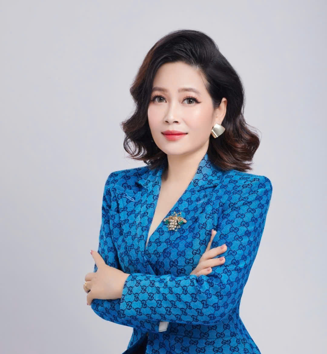 Authoritative portrait of Luật sư Phương, a male legal expert in business law, wearing a formal suit, bookshelf background, trustworthy and serious professional lighting.