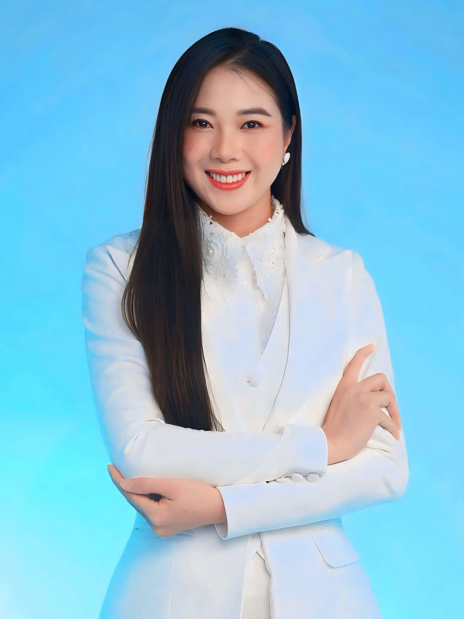 Close-up professional headshot of Hellen Thanh Thuỳ, a modern female business consultant with an authoritative look, wearing a stylish blazer, neutral background, soft professional lighting.