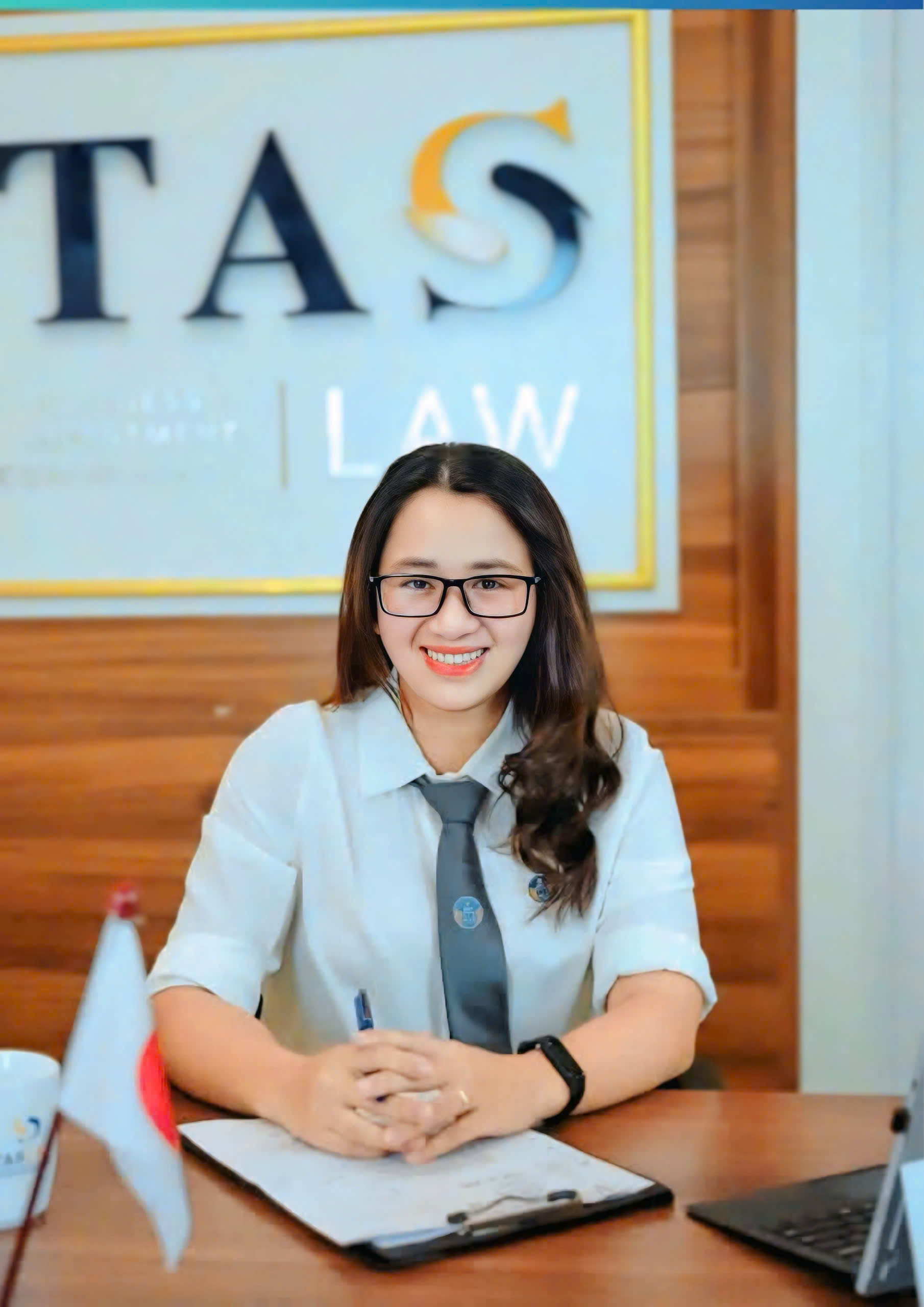 Authoritative portrait of Luật sư Phương, a male legal expert in business law, wearing a formal suit, bookshelf background, trustworthy and serious professional lighting.